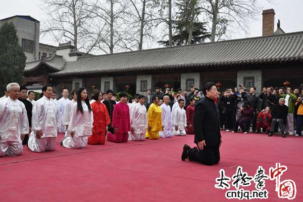 视频: 太极拳大师陈小旺家乡收徒实况
