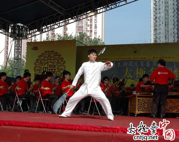 视频: 辛强在香港气功太极社十周年庆典春秋大刀表演