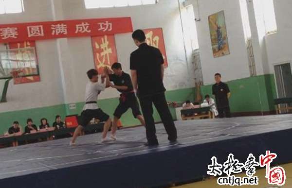 视频：2013全国太极拳赛推手对抗.侯哲VS程贝贝