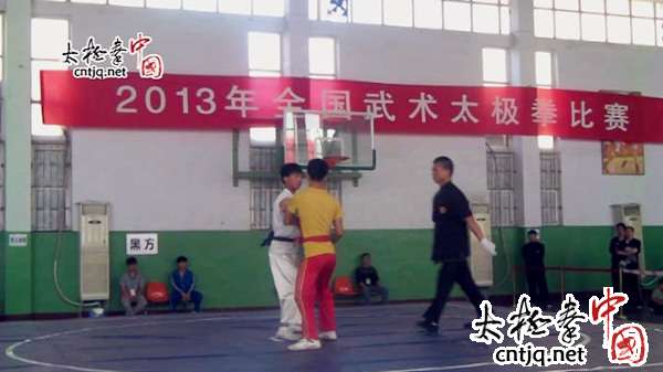 视频: 2013全国武术太极拳赛推手对抗.张梦杰VS郭东泽