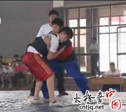 视频：温县第19届太极推手锦标赛.马凯VS张梦杰