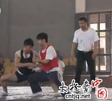 视频：温县第19届太极推手锦标赛.申长威VS杜森森
