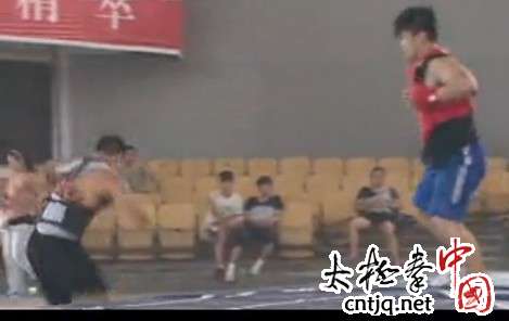 视频: 温县第十九届太极推手锦标赛.张浩楠VS周家耀