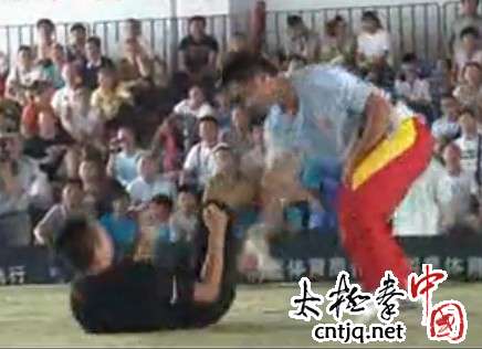 视频: 第七届太极拳交流大赛周家耀VS詹庆然