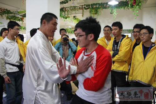 马来西亚华裔青少年在青岛体验中华太极文化