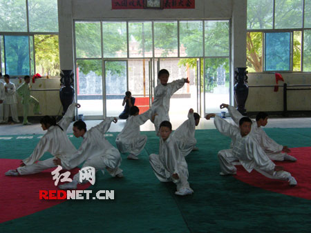 陈家沟武术院的学生们进行太极表演。
