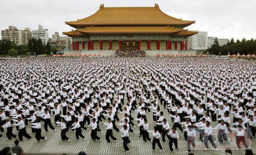 各地积极响应全民健身日 北京四万人练太极拳