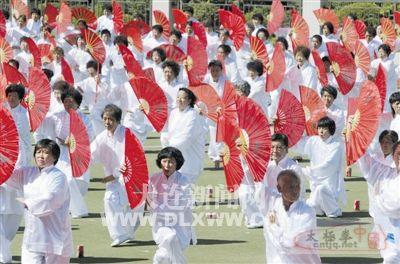 千人太极拳展演喜迎新中国成立60周年（图）