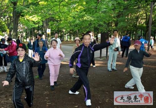 温家宝总理晨练时与东京市民一起打太极拳