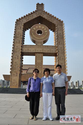 长史晓明(左一), 秘书长陈汉菊(左三)热情接待   与霍晓丽副县长(中)