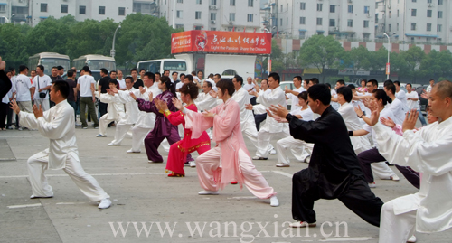 温州陈上党站------“王西安拳法、红棉鞋业与奥运同行”八大城市八万人共练太极拳