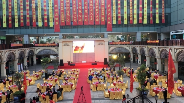 太极名家杨宝忠率众弟子在精气神户外2016嘉年华文艺晚会上展示太极风采