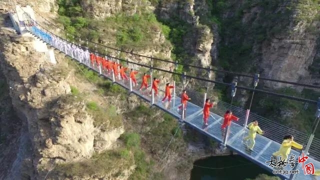 世界各地200余名太极拳爱好者高空玻璃吊桥打太极
